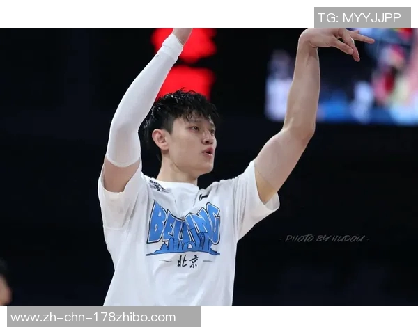 曾凡博重伤倒地裁判却只判普通犯规引发球迷质疑篮球规则公正性